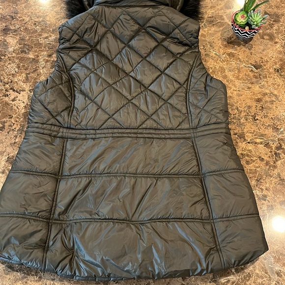 Michael Kors Olive Hooded Puffer Vest size Large - Picture 6 of 13